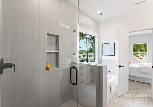 Building Photo - 2411 Pruitt St