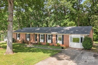 Building Photo - 844 Fieldstone Rd