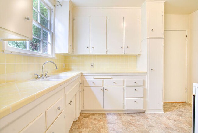 Building Photo - 415 San Vicente Blvd