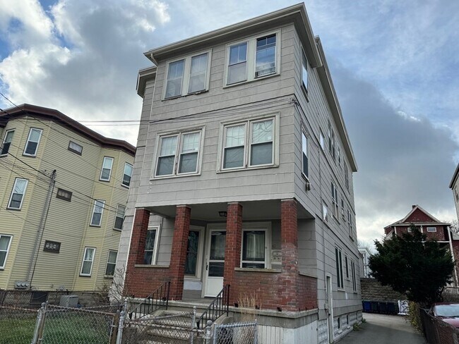 Building Photo - 40 Sydney St