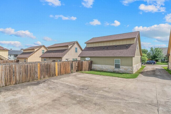 Building Photo - Beautiful 4 Bed, 4 Bath Home for Fall 2026...