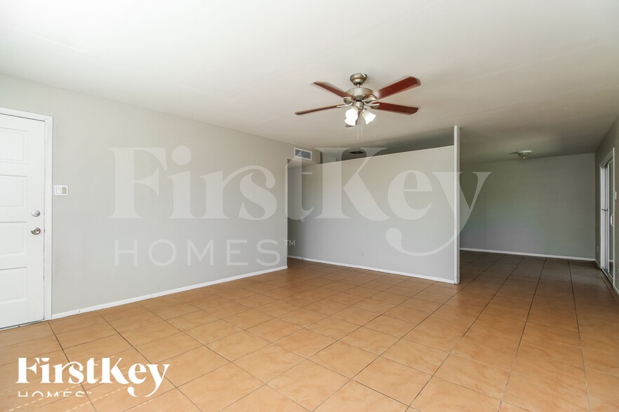 Building Photo - 5213 S 47th Pl