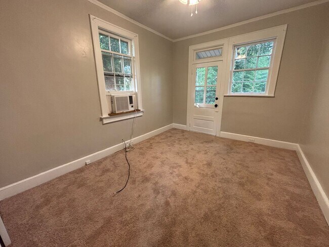 Building Photo - 1-BEDROOM UNIT AVAILABLE NOW!