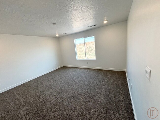 Building Photo - LIKE NEW Home in Long Valley!