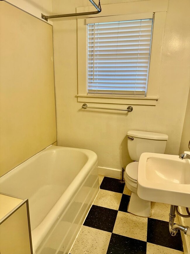 Building Photo - 2219 1/2 D St