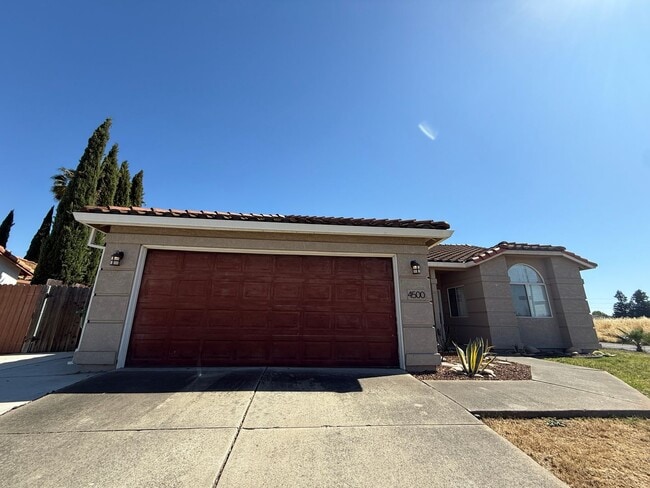 Building Photo - Charming 3 bedroom, 2 bathroom home locate...