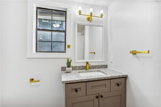 Building Photo - 698 Garibaldi St SW