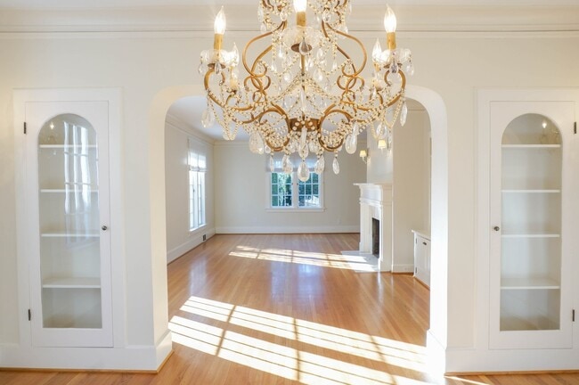 Building Photo - Dream Home in the Southwest Hills! Your Pa...