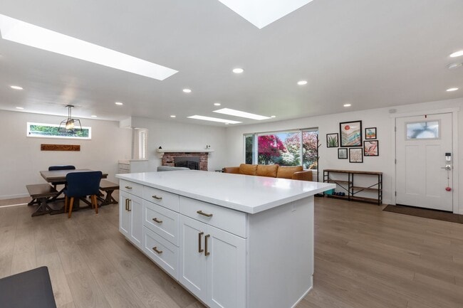 Building Photo - Beautiful 4 Bedroom Home in Richmond