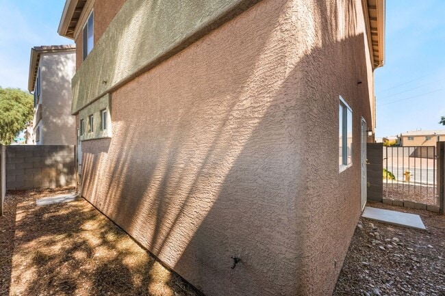 Building Photo - Cozy 3-Bedroom with Spacious Backyard!