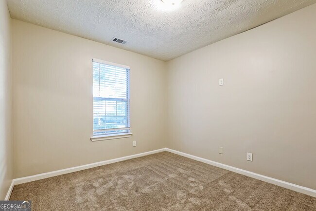 Building Photo - 429 Village Cir