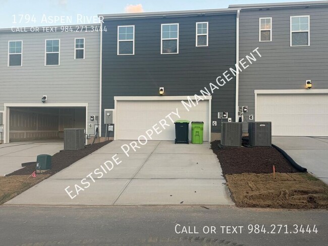 Building Photo - New Two-story Townhome! Tons of amenities!...