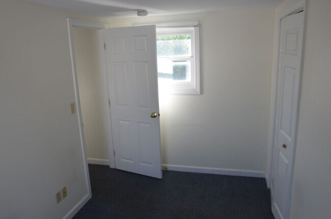 Building Photo - 15-17-17 Peru St