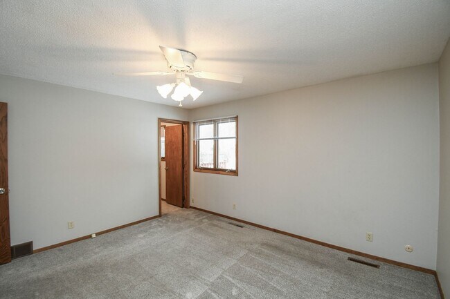 Building Photo - Spacious 5-Bedroom Split-Level in Southwest Sioux Falls with 4-Season Room & Fenced Yard!