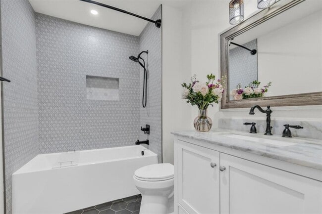 Building Photo - 25 Hornbill Ct