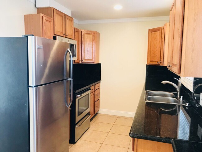 Building Photo - Ground Level Home La Jolla Village! Washer, Dryer, Parking, Upgraded Appliances! Walk to beaches!