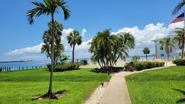 Building Photo - 771 John Ringling Blvd