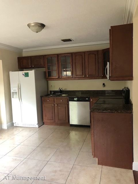 Building Photo - 5 br, 2 bath House - 3801 NW 4 PL