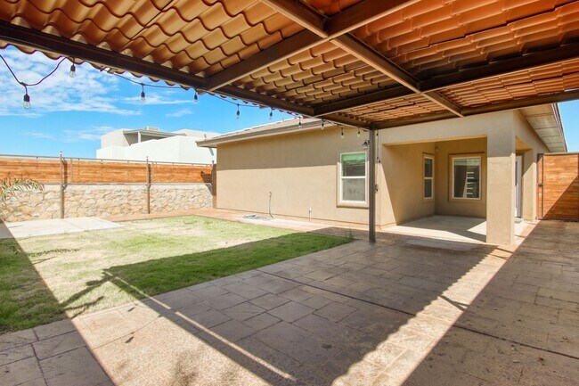 Building Photo - Beautiful East side House with 4 bed-2 baths
