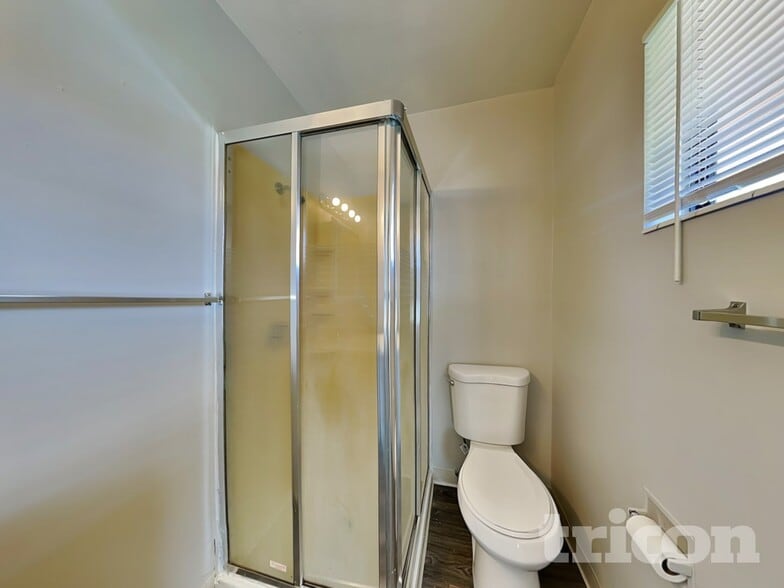 Building Photo - 1370 University Terrace