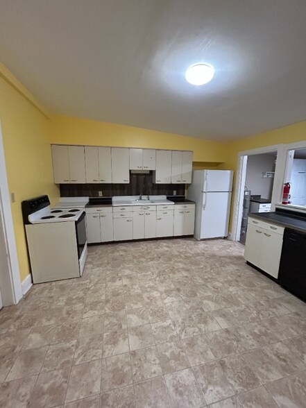 Building Photo - 125 E Main St