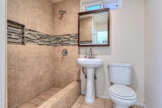 Building Photo - This 1 bedroom, 1 bath condo is at walking...