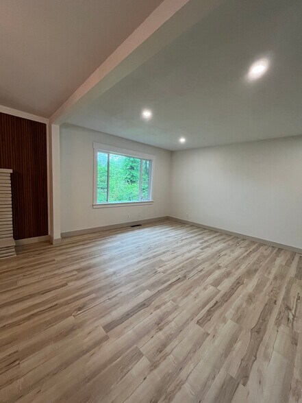 Building Photo - 1428 S Pickwick Ave