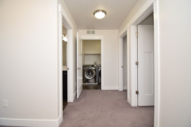 Building Photo - 4 Bed 3.5 Bath Sunny and Spacious South Jordan Corner-Lot Home with Views!