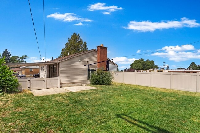 Building Photo - Washington Terrace 2 Bedroom Home!