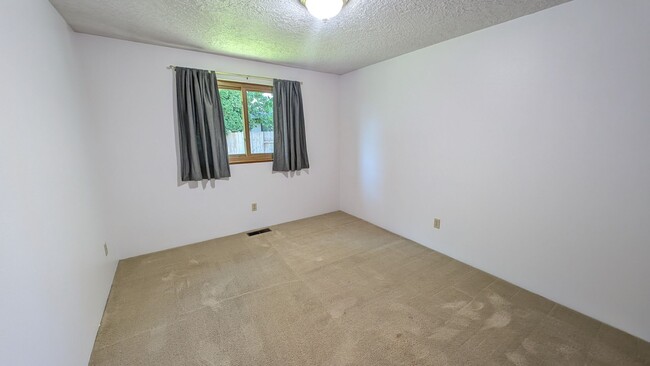 Building Photo - One level home with lots of character in H...