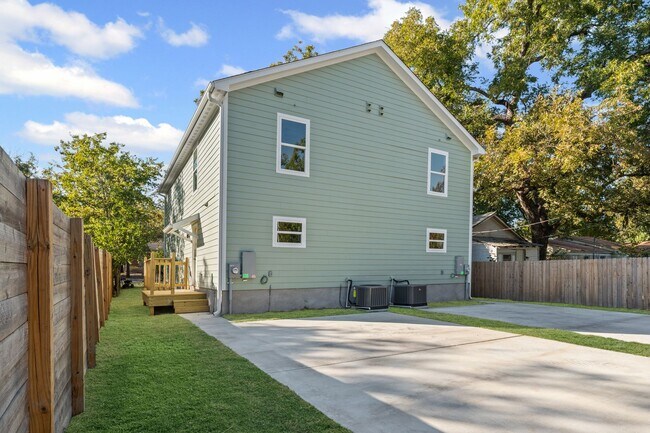 Building Photo - 1407 S 5th St