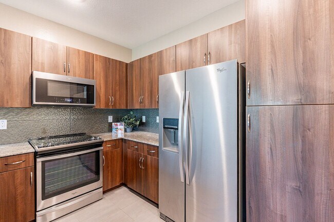 Building Photo - Great 3 Bedroom Townhome - NEW Carpet!