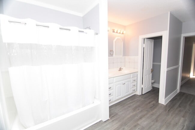 Building Photo - Spacious 4 Bed, 1.5 Bath Home with Central...