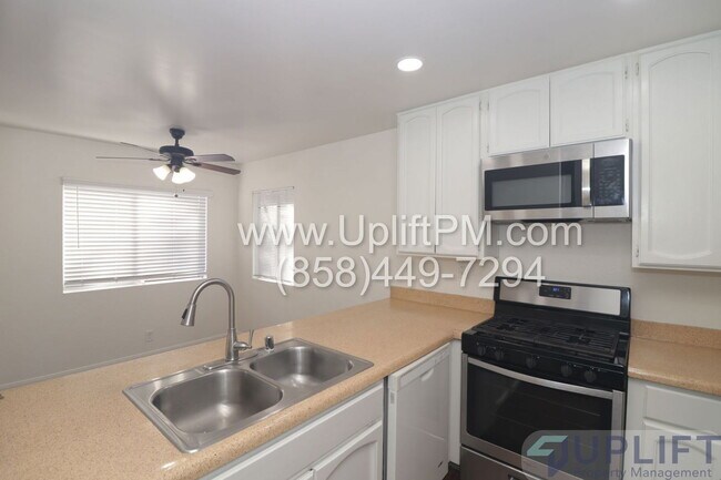 Building Photo - 820 Scranton St