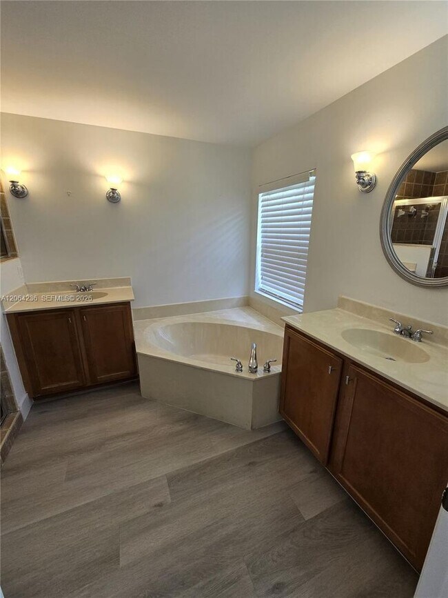 Building Photo - 331 River Bluff Ln