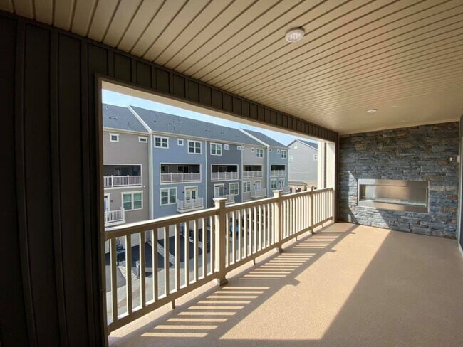 Building Photo - Immaculate & Stunning 3 Bedroom 2.5 Bathro...