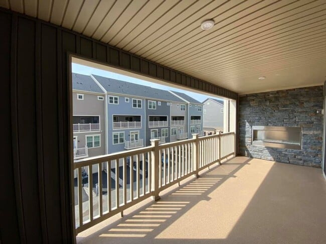 Building Photo - Immaculate & Stunning 3 Bedroom 2.5 Bathroom Brick, End-Unit Condo Style Townhome In Luxurious An...