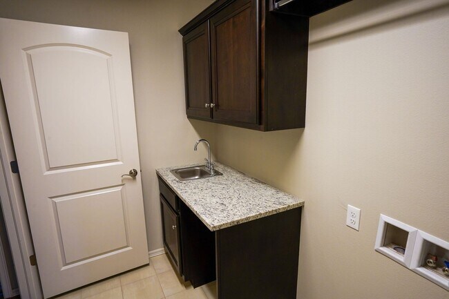 Building Photo - 3 Bed | 2 Bath in New Tulsa!