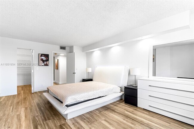 Building Photo - 400 Leslie Dr