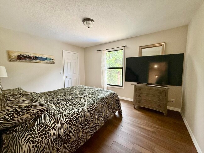 Building Photo - 212 Lone Pine Dr