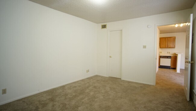 Building Photo - Charming 1/1 in Gated Community