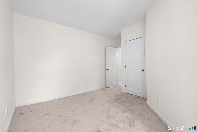 Building Photo - 704 Maple St