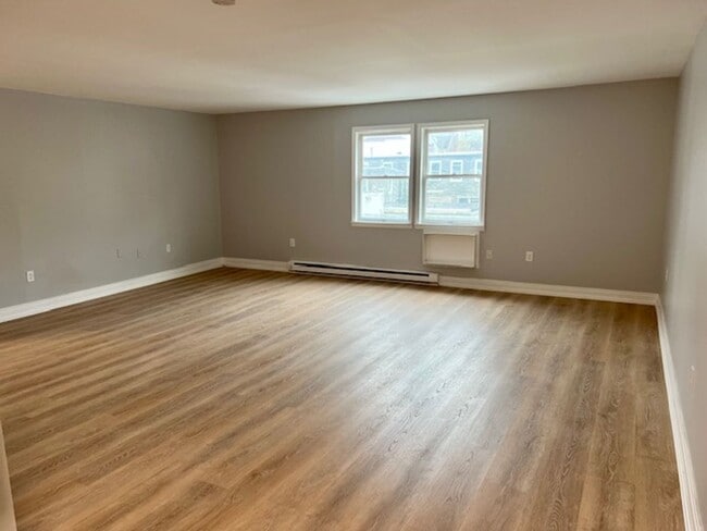 Building Photo - 2 Bedroom with Laundry Downtown Easton