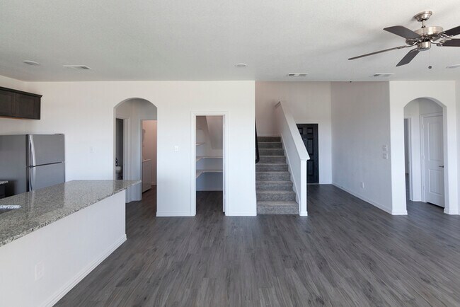 Building Photo - 2090 Peppermint Ln