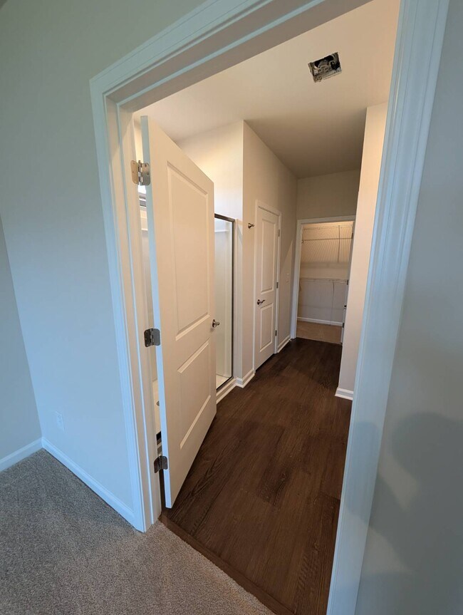 Building Photo - 985 Tess St