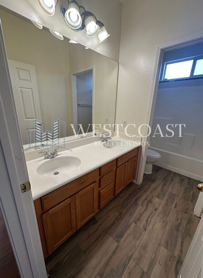 Building Photo - Bright & Spacious 4-Bed Townhome in Prime ...