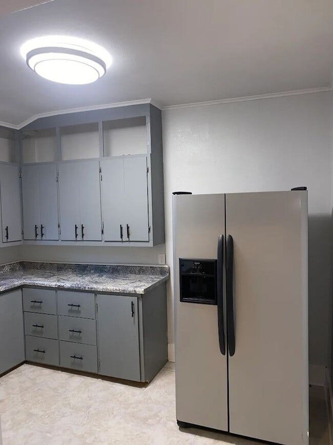 Building Photo - ~ RENT SPECIAL ~ HOLIDAY MERRINESS ~ 2 Bedroom, 1 bathroom West Side Apartment For Rent