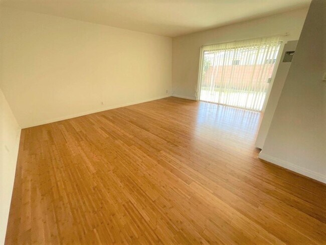 Building Photo - SPACIOUS 3BR/2BA HOME IN LAKEWOOD
