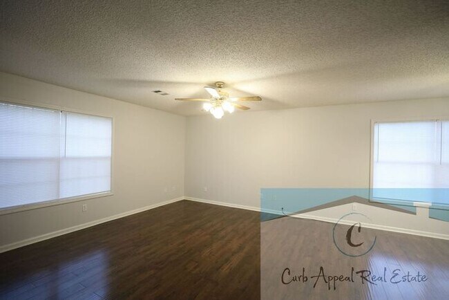 Building Photo - Spacious 3 bed/2 bath home - garage, deck, fenced back yard - includes yard care!!