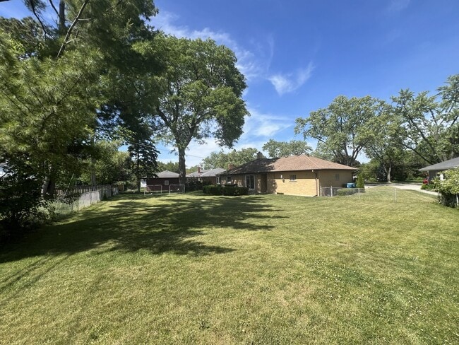 Building Photo - 1431 E Emmerson Ln
